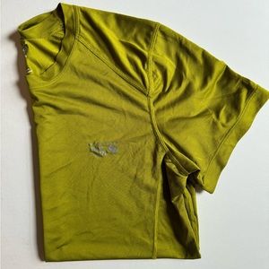 Men’s Mountain Hardwear Athletic Tee. Size small. Great condition.